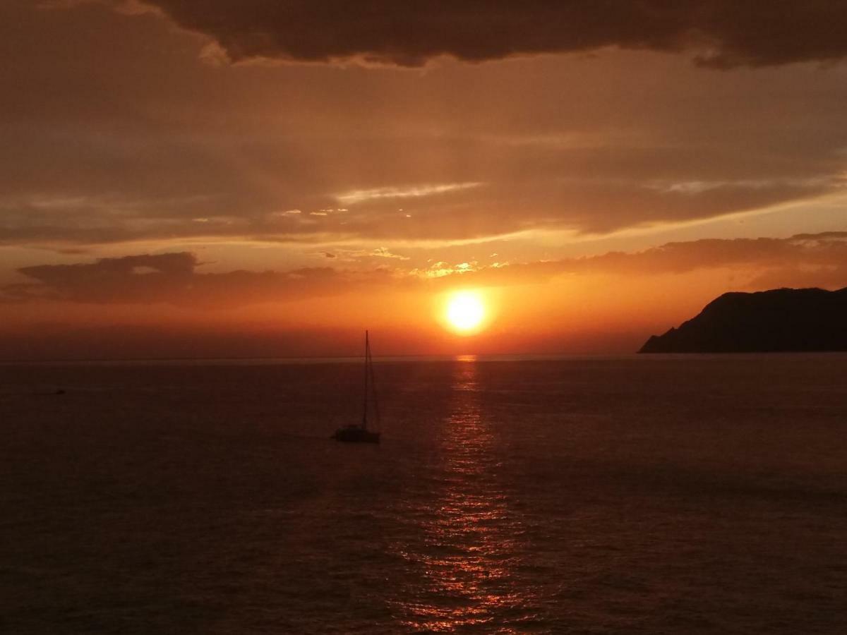 Ca'La Luna - In Centro Con Terrazza Riomaggiore Buitenkant foto